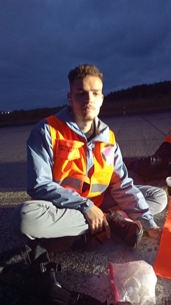 Fabian Beese sitzt auf dem Flughafen Köln-Bonn. Er hat tierische Angst vor den rechtlichen Konsequenzen. Doch die Angst vor der Klimakrise ist größer. 